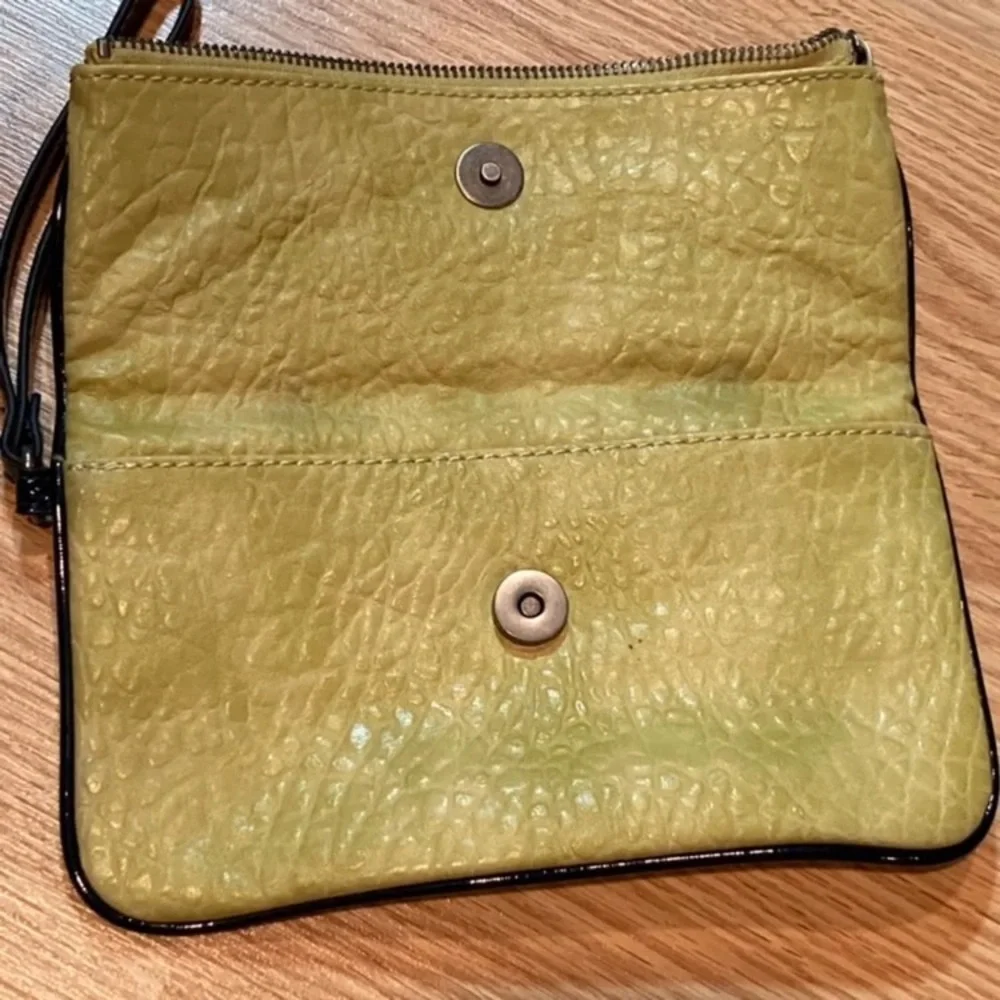 Simply‎ Vera Vera Wang lime foldover clutch wallet
